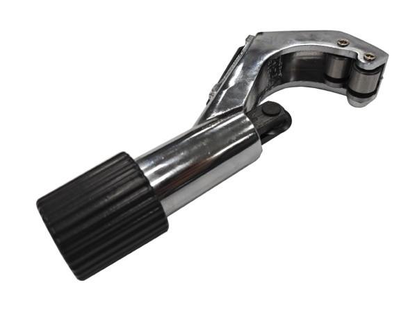 Ручной экспандер с набором расширительных головок для медных труб 8/10-28 мм в кейсе; труборез.